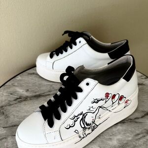 women's sneakers in excellent condition.